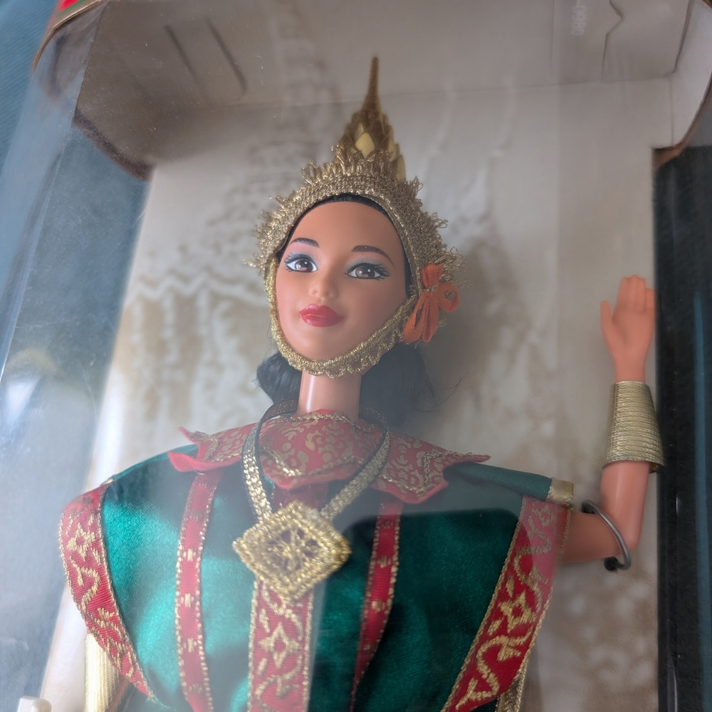 NIOB Vintage 1997 Mattel Thai Barbie Collectors Edition Doll Authentic 1990s image 3